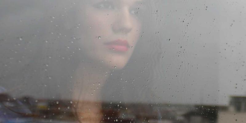 具身认知：你的身体姿态，正在悄悄塑造你的情绪与思维 | 心理学与个人成长